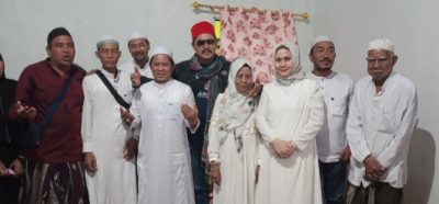 Foto bersama Guru Gusti Nata buyut Datu Landak dari Tambilahan