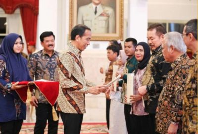 Presiden RI saat penyerahan sertipikat tanah secara simbolis